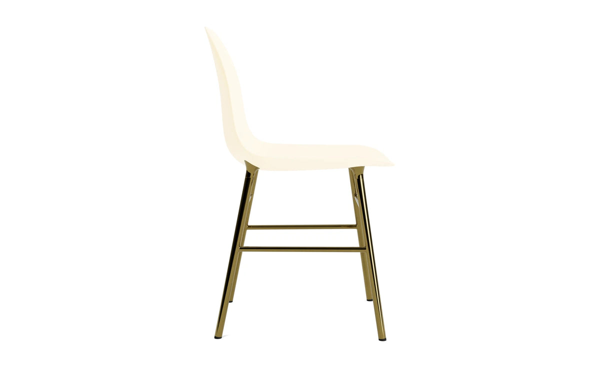 Form Stuhl Messing Creme in Creme präsentiert im Onlineshop von KAQTU Design AG. Stuhl ist von Normann Copenhagen