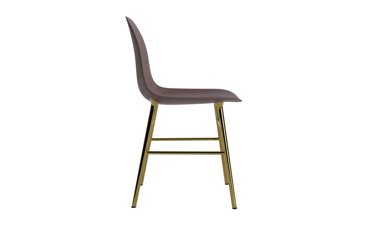 Form Stuhl Messing Braun in Braun präsentiert im Onlineshop von KAQTU Design AG. Stuhl ist von Normann Copenhagen