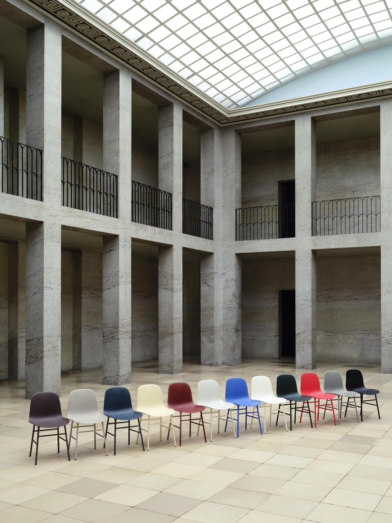 Entdecken Sie den Form Stuhl in leuchtendem Rot von Normann Copenhagen – ein elegantes Design aus hochwertigem Messing, das jedem Raum einen modernen Akzent verleiht.