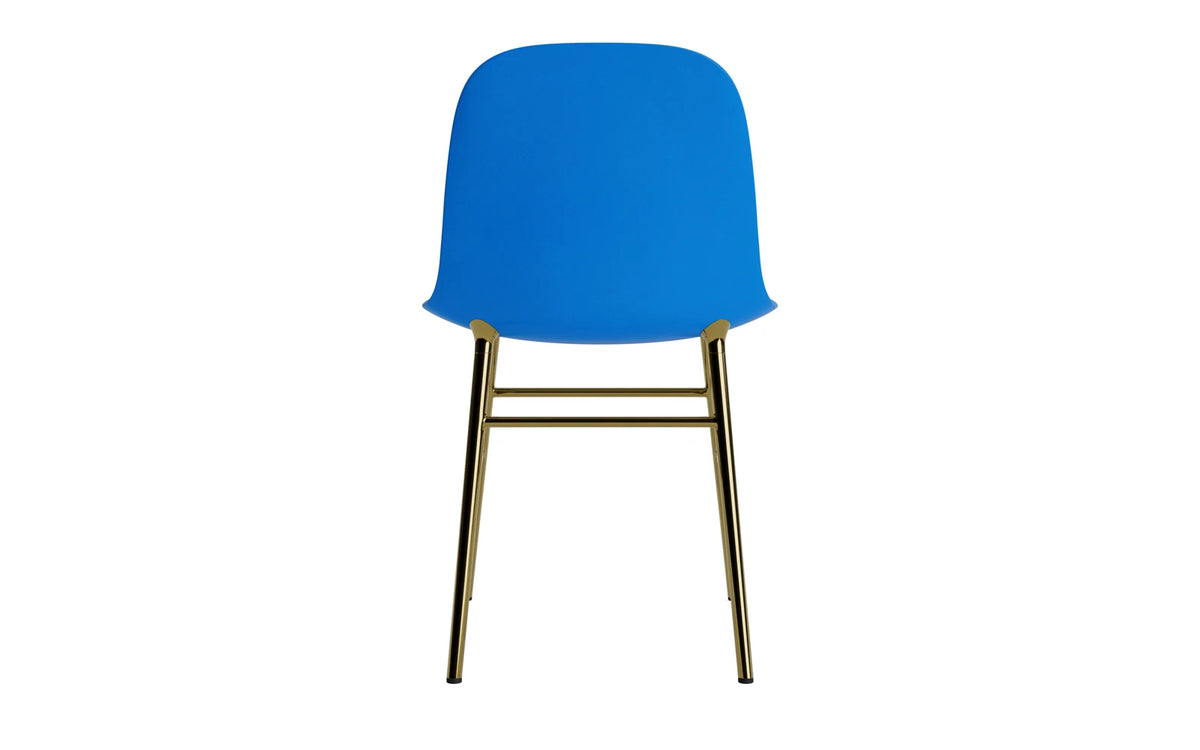Form Stuhl Messing Leuchtendes Blau in Leuchtendes Blau präsentiert im Onlineshop von KAQTU Design AG. Stuhl ist von Normann Copenhagen