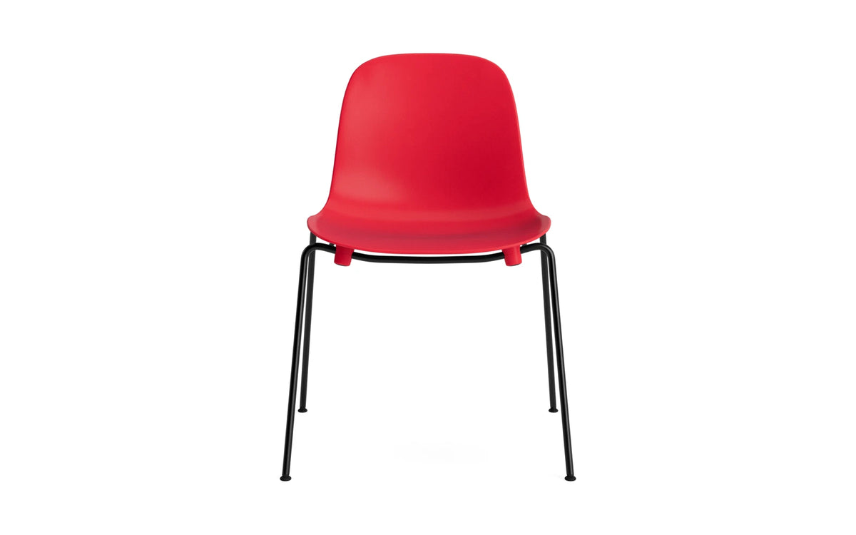 Form Stapelstuhl Schwartz Stahl Leuchtendes Rot in Leuchtendes Rot präsentiert im Onlineshop von KAQTU Design AG. Stuhl ist von Normann Copenhagen