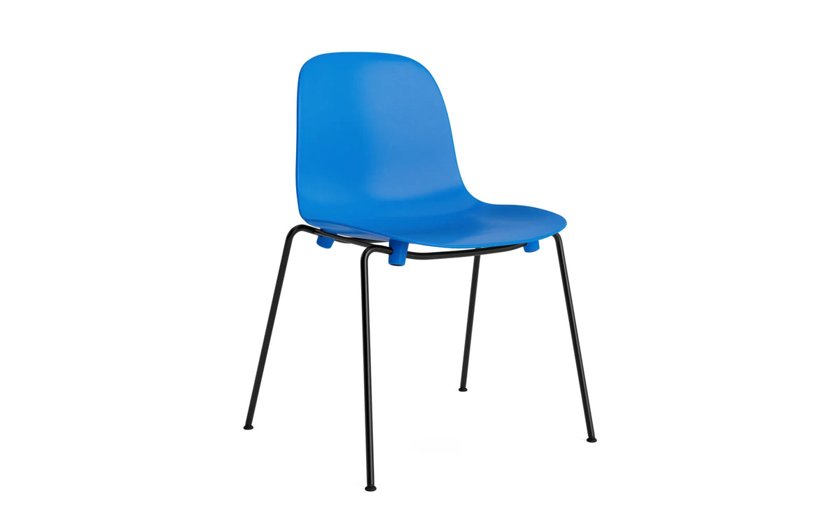Form Stapelstuhl Schwartz Stahl Leuchtendes Blau in Leuchtendes Blau präsentiert im Onlineshop von KAQTU Design AG. Stuhl ist von Normann Copenhagen