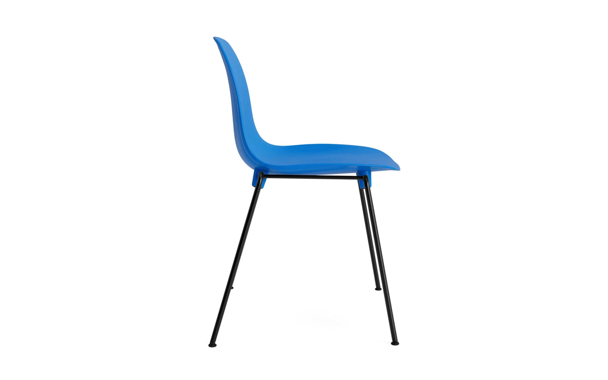 Form Stapelstuhl Schwartz Stahl Leuchtendes Blau in Leuchtendes Blau präsentiert im Onlineshop von KAQTU Design AG. Stuhl ist von Normann Copenhagen