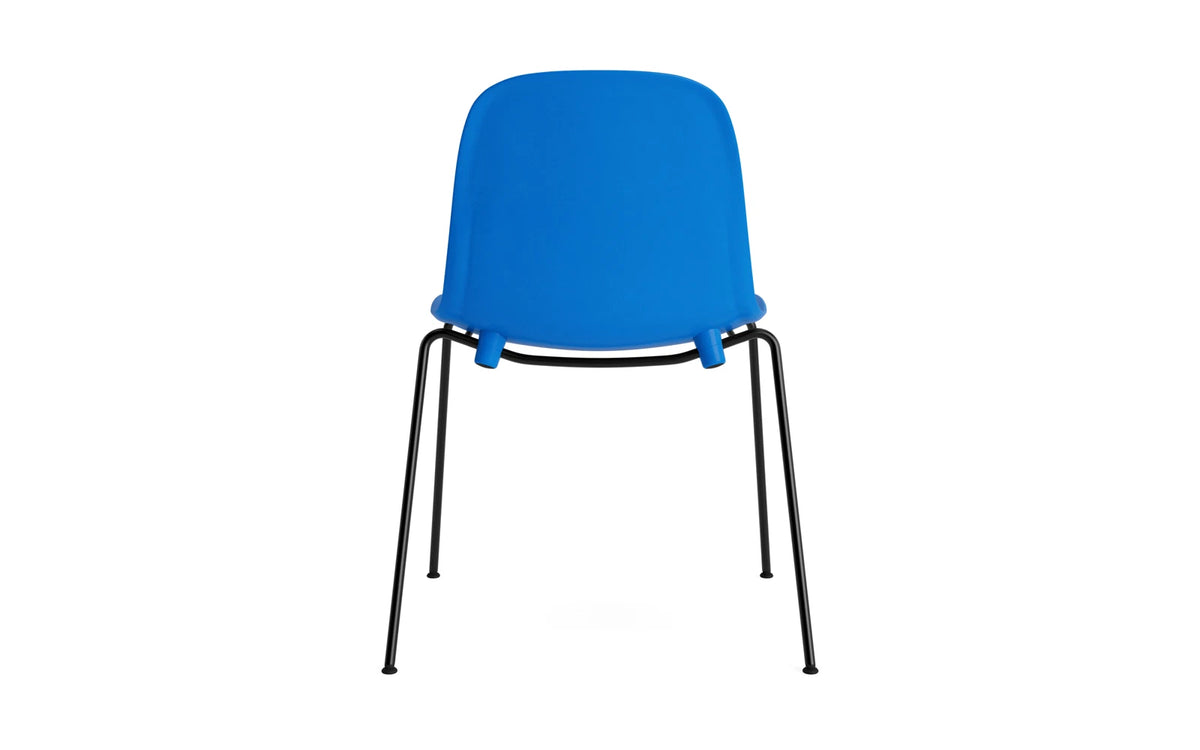 Form Stapelstuhl Schwartz Stahl Leuchtendes Blau in Leuchtendes Blau präsentiert im Onlineshop von KAQTU Design AG. Stuhl ist von Normann Copenhagen