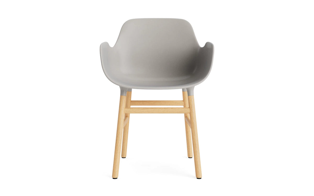 Form Lehnstuhl Eiche Warmes grau in Warmes grau präsentiert im Onlineshop von KAQTU Design AG. Stuhl mit Armlehne ist von Normann Copenhagen
