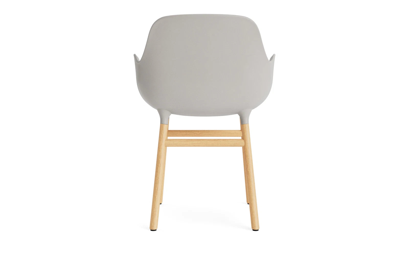 Erleben Sie den Form Lehnstuhl in warmem Grau von Normann Copenhagen – ein stilvolles Eichenmöbel, das modernes Design und Langlebigkeit perfekt kombiniert.