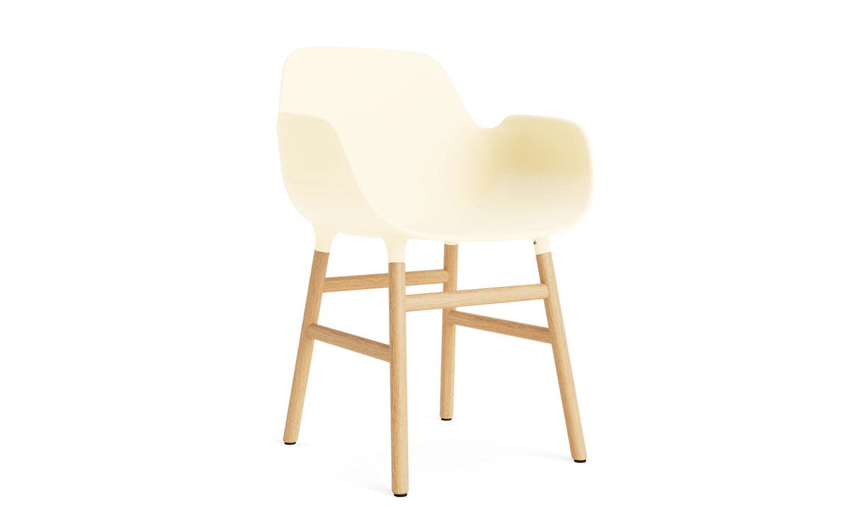 Form Lehnstuhl Eiche Creme in Creme präsentiert im Onlineshop von KAQTU Design AG. Stuhl mit Armlehne ist von Normann Copenhagen