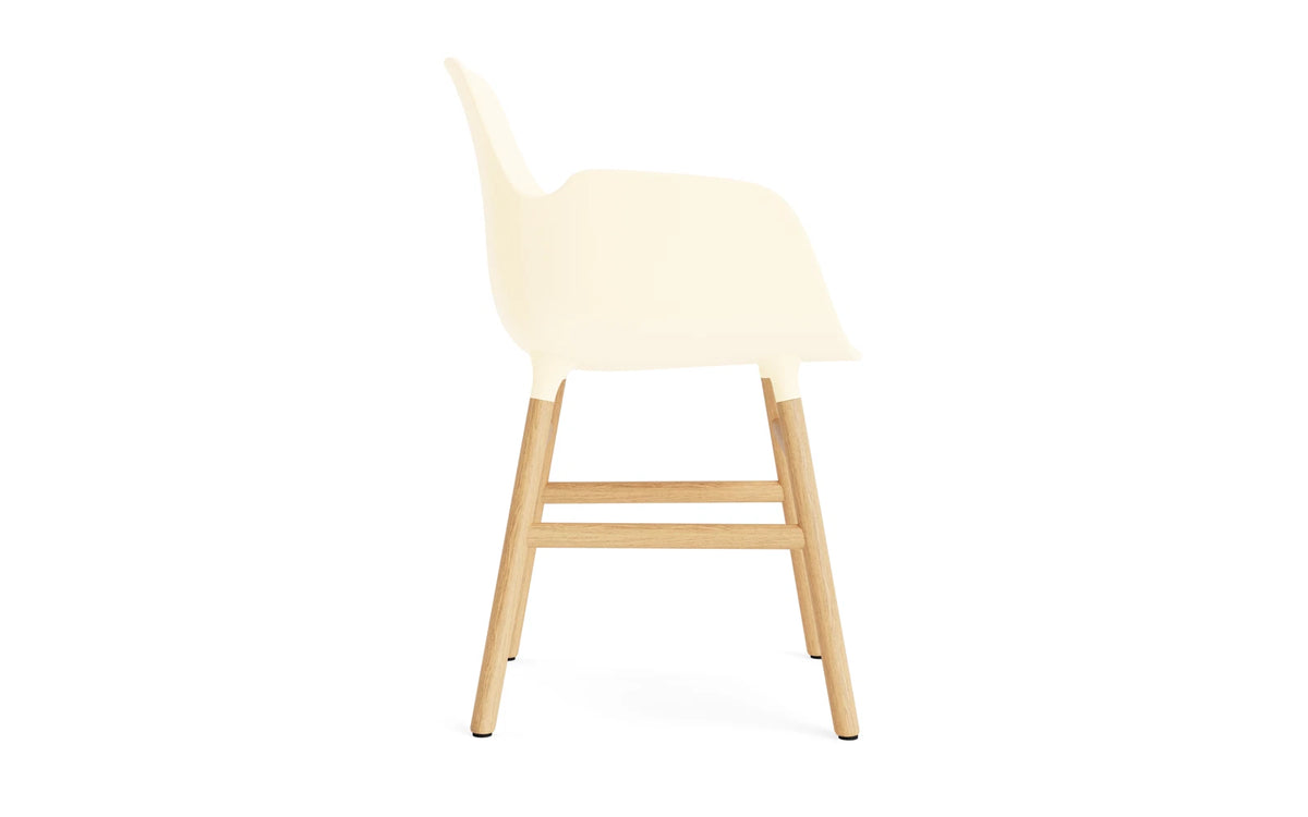 Form Lehnstuhl Eiche Creme in Creme präsentiert im Onlineshop von KAQTU Design AG. Stuhl mit Armlehne ist von Normann Copenhagen
