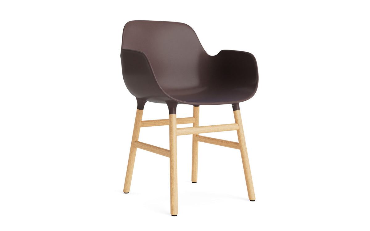 Form Lehnstuhl Eiche Braun in Braun präsentiert im Onlineshop von KAQTU Design AG. Stuhl mit Armlehne ist von Normann Copenhagen