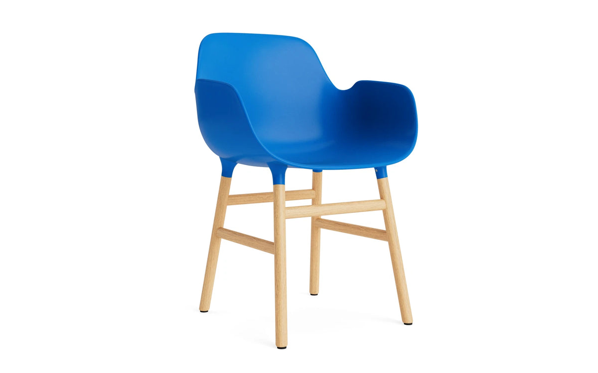 Form Lehnstuhl Eiche Leuchtendes blau in Leuchtendes blau präsentiert im Onlineshop von KAQTU Design AG. Stuhl mit Armlehne ist von Normann Copenhagen