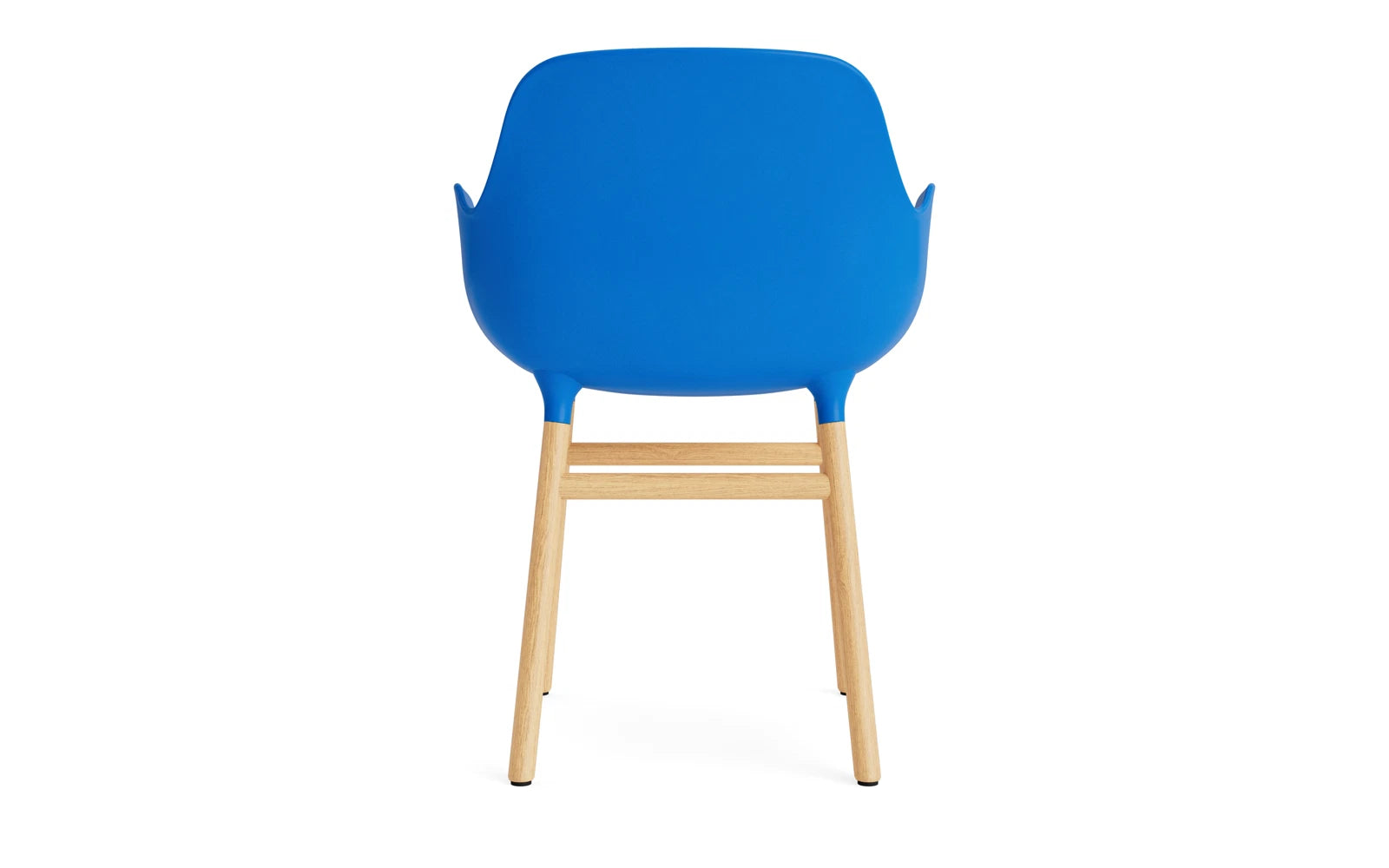 Erleben Sie den Form Lehnstuhl in strahlendem Blau von Normann Copenhagen – ein elegantes Eichenmöbel, das zeitgenössisches Design und höchsten Komfort bietet.