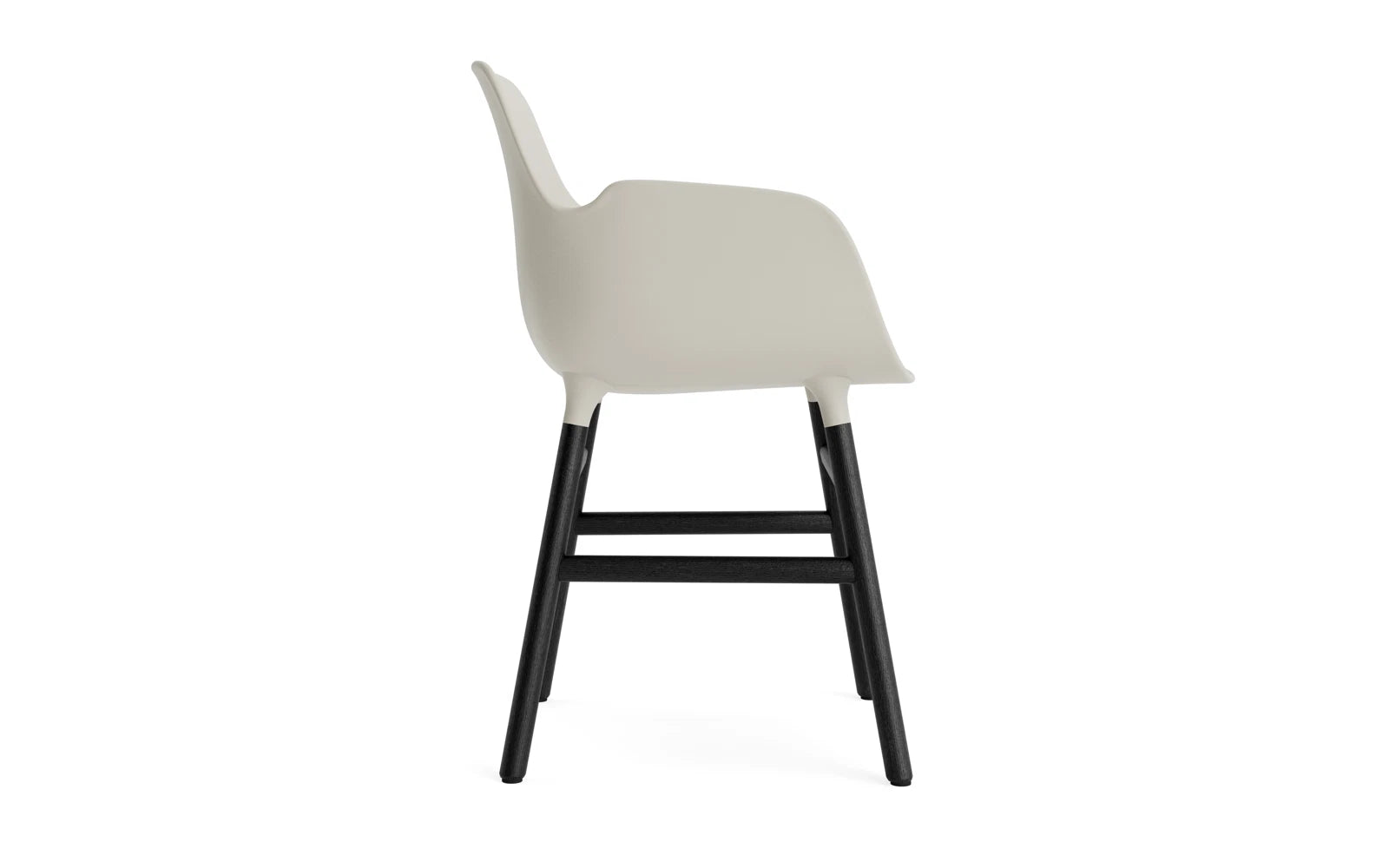 Entdecken Sie den Form Lehnstuhl in Hellgrau/Schwarz von Normann Copenhagen – ein elegantes Designhighlight für Ihr Zuhause, das Komfort und Stil vereint.