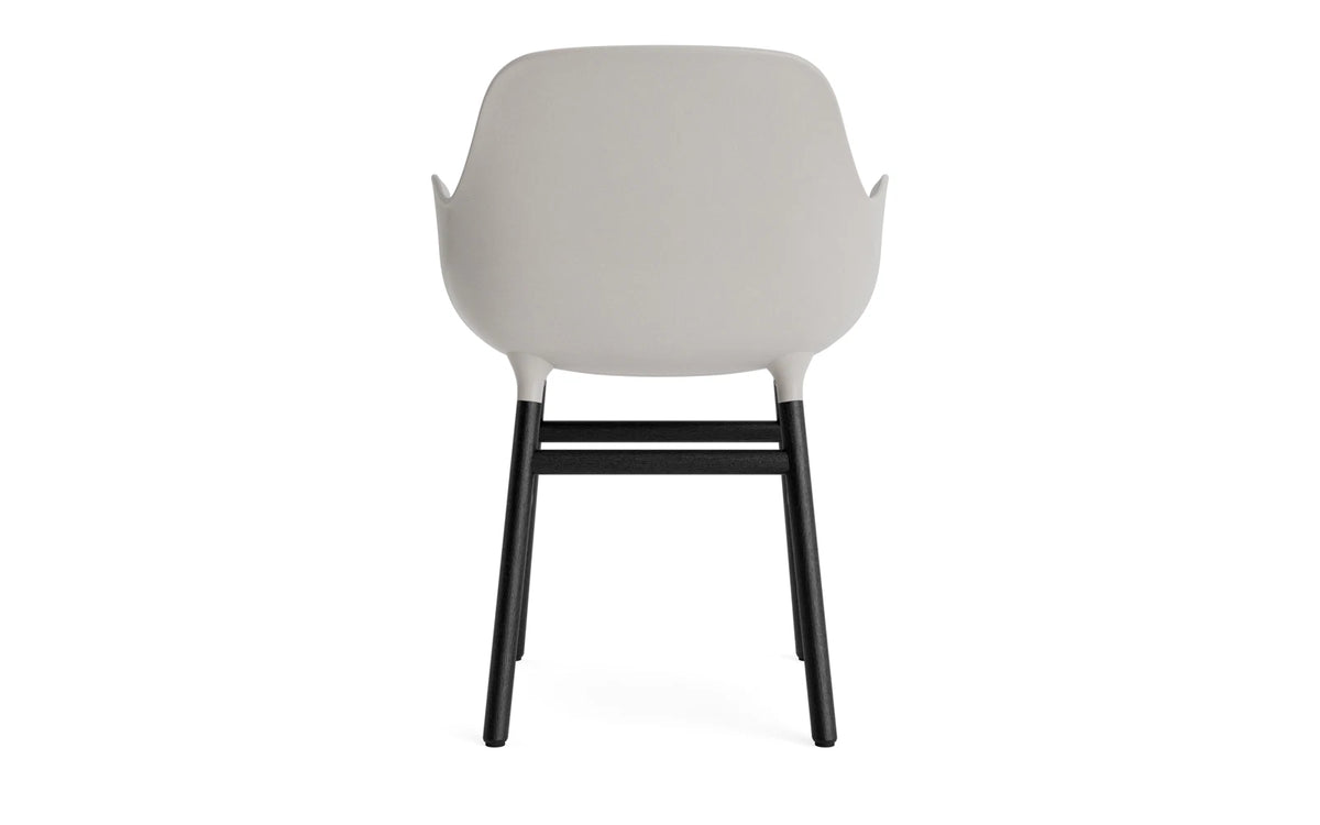 Form Lehnstuhl Warmes Grau/schwarz in Warmes Grau/schwarz präsentiert im Onlineshop von KAQTU Design AG. Stuhl mit Armlehne ist von Normann Copenhagen
