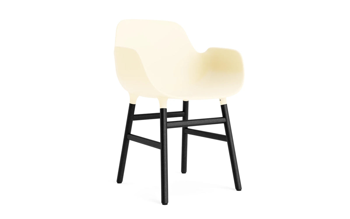 Form Lehnstuhl creme/schwarz in Creme /schwarz präsentiert im Onlineshop von KAQTU Design AG. Stuhl mit Armlehne ist von Normann Copenhagen