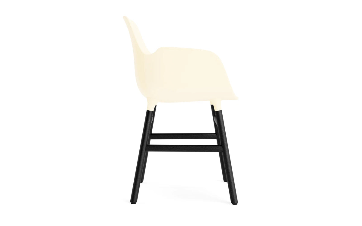Form Lehnstuhl creme/schwarz in Creme /schwarz präsentiert im Onlineshop von KAQTU Design AG. Stuhl mit Armlehne ist von Normann Copenhagen
