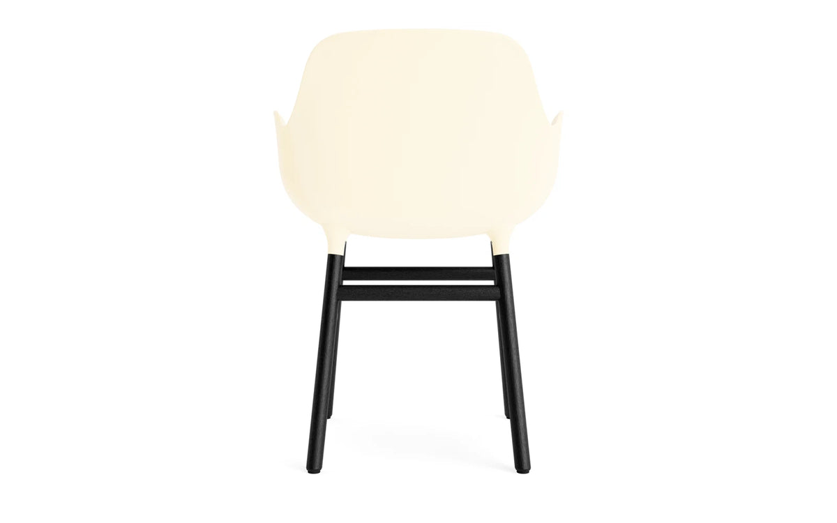 Form Lehnstuhl creme/schwarz in Creme /schwarz präsentiert im Onlineshop von KAQTU Design AG. Stuhl mit Armlehne ist von Normann Copenhagen
