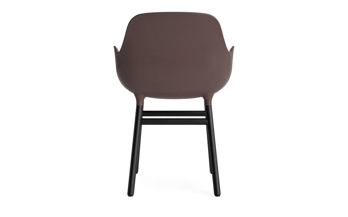 Form Lehnstuhl Braun/schwarz in Braun/schwarz präsentiert im Onlineshop von KAQTU Design AG. Stuhl mit Armlehne ist von Normann Copenhagen