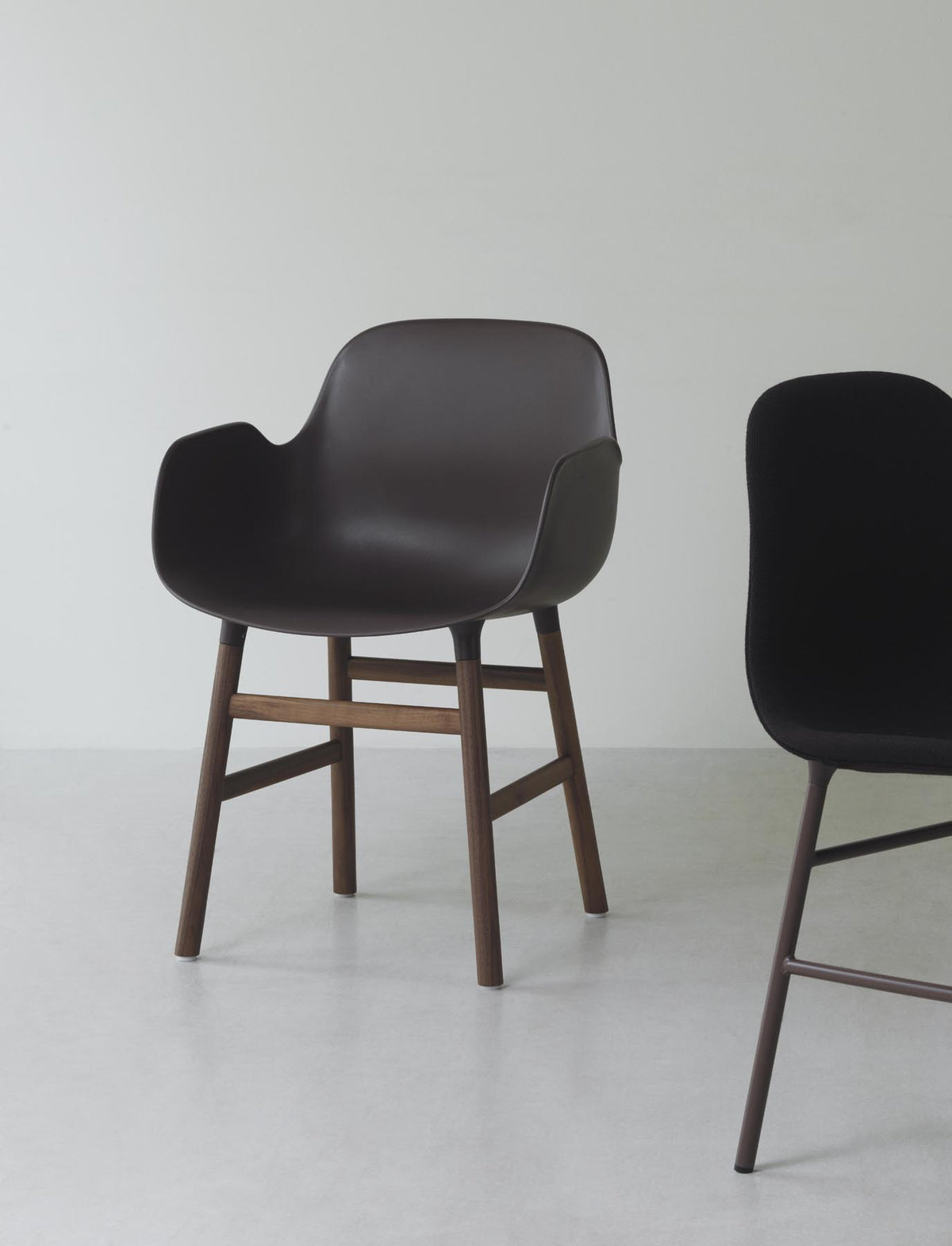 Form Lehnstuhl Braun/schwarz in Braun/schwarz präsentiert im Onlineshop von KAQTU Design AG. Stuhl mit Armlehne ist von Normann Copenhagen