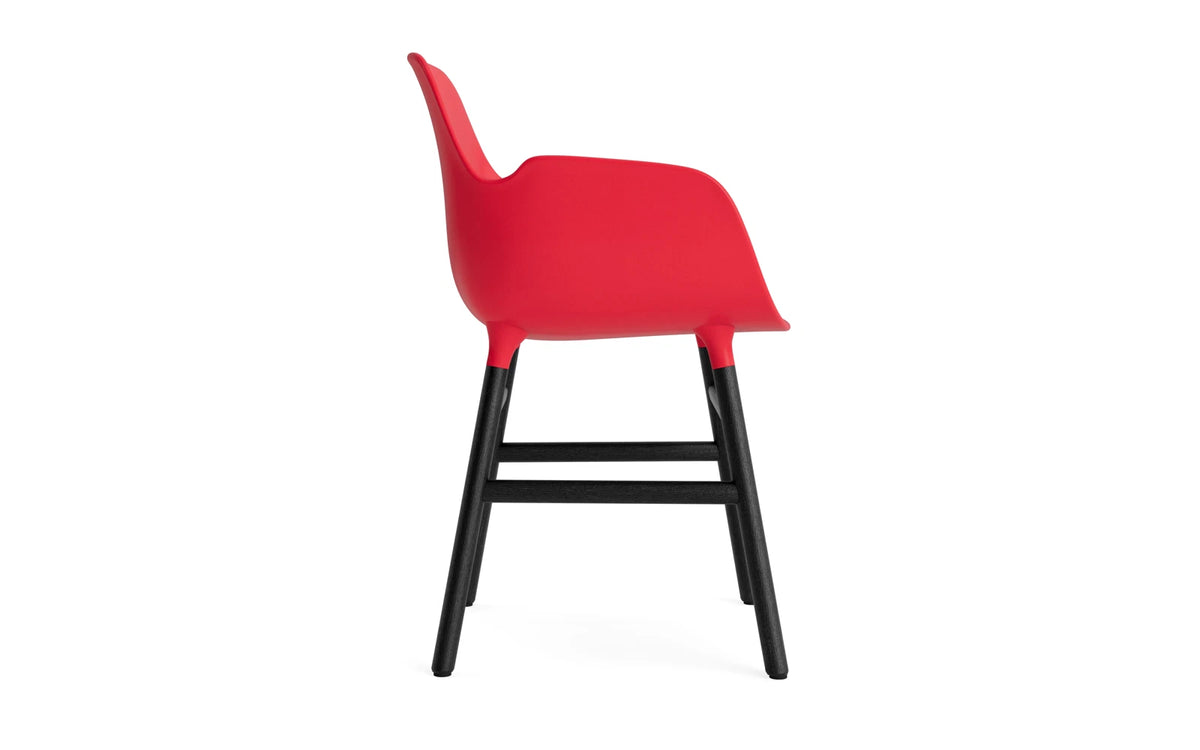 Form Lehnstuhl Leuchtendes Rot/schwarz in Leuchtendes Rot/schwarz präsentiert im Onlineshop von KAQTU Design AG. Stuhl mit Armlehne ist von Normann Copenhagen