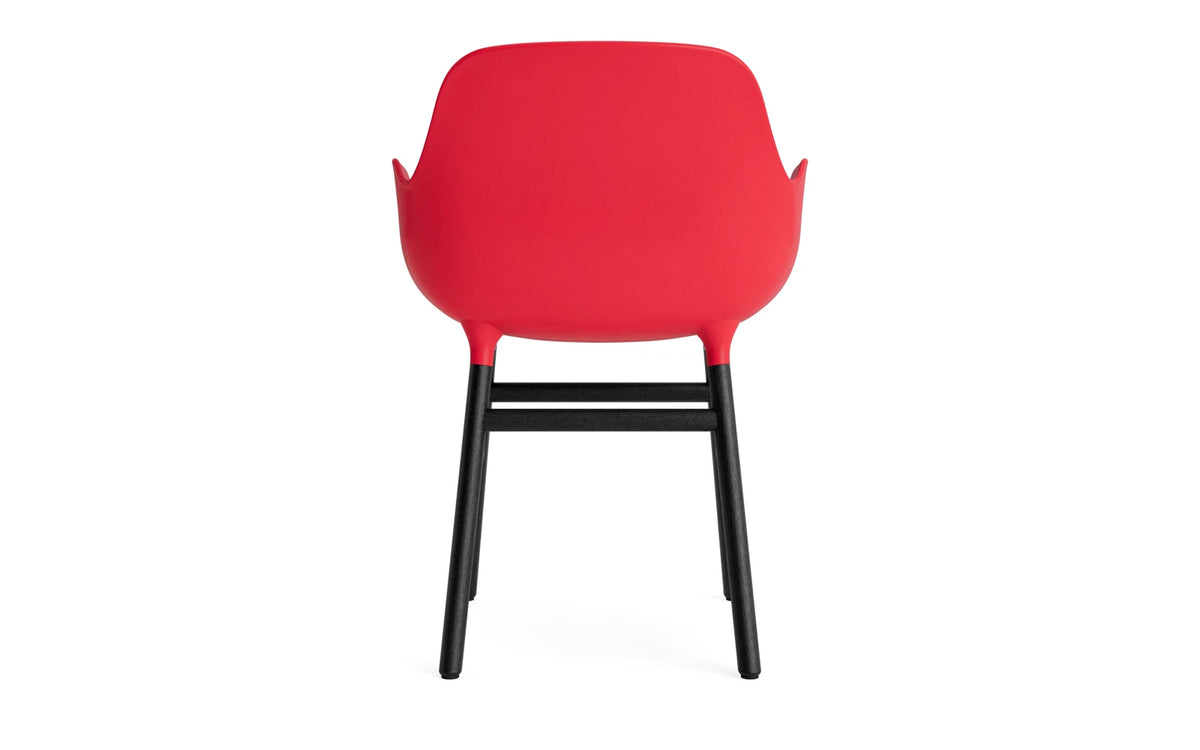 Form Lehnstuhl Leuchtendes Rot/schwarz in Leuchtendes Rot/schwarz präsentiert im Onlineshop von KAQTU Design AG. Stuhl mit Armlehne ist von Normann Copenhagen
