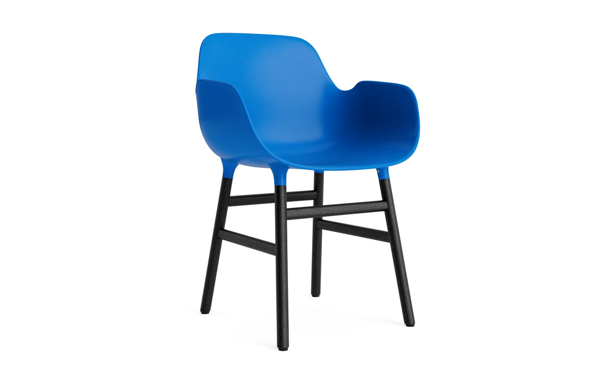 Form Lehnstuhl Leuchtendes Blau/schwarz in Leuchtendes Blau/schwarz präsentiert im Onlineshop von KAQTU Design AG. Stuhl mit Armlehne ist von Normann Copenhagen