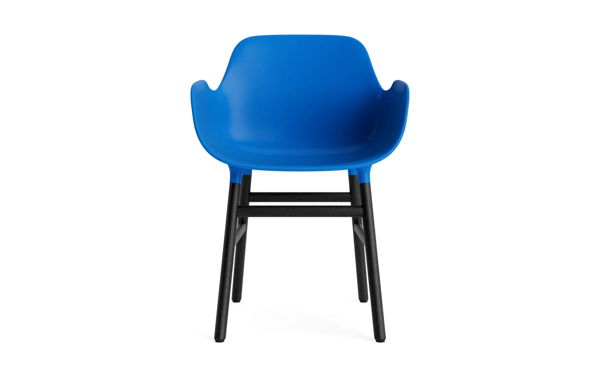 Form Lehnstuhl Leuchtendes Blau/schwarz in Leuchtendes Blau/schwarz präsentiert im Onlineshop von KAQTU Design AG. Stuhl mit Armlehne ist von Normann Copenhagen
