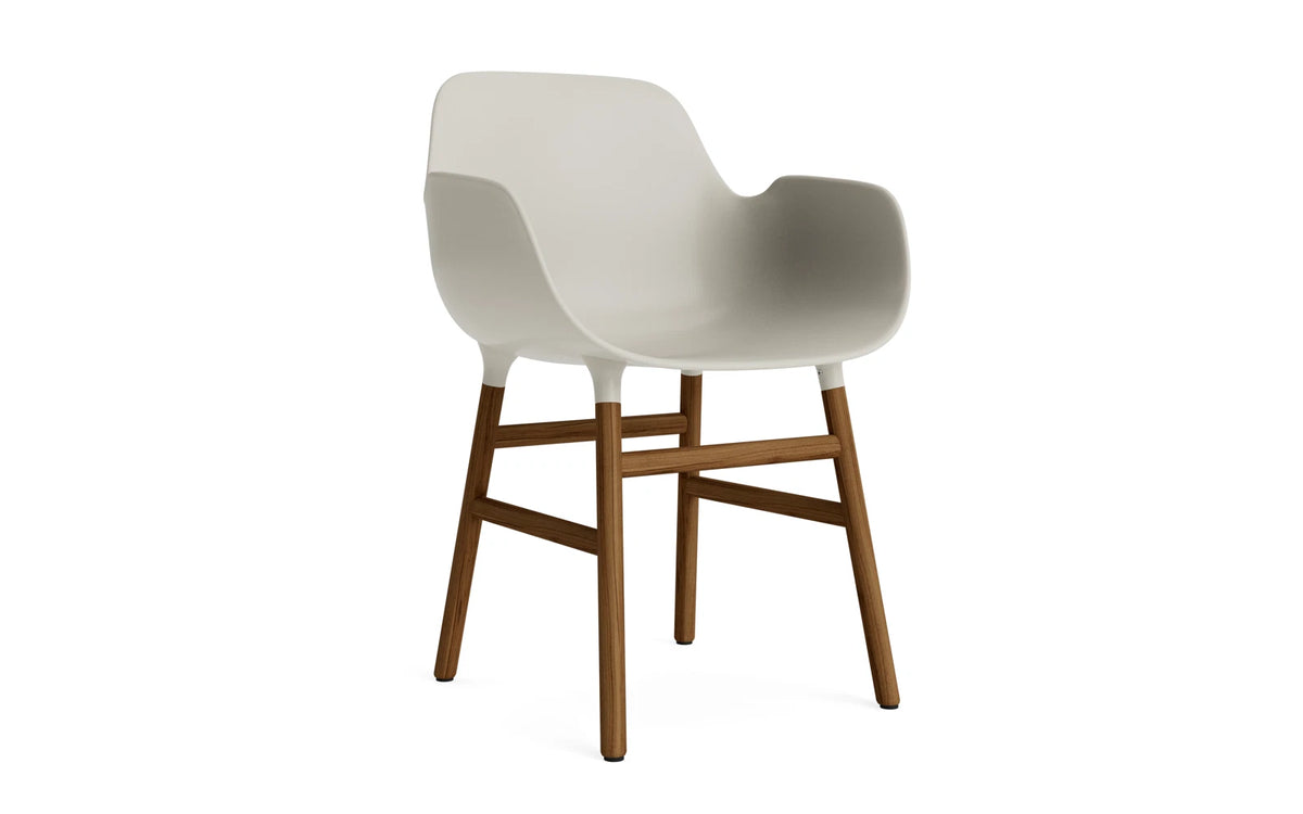 Form Lehnstuhl Hellgrau/Walnuss in Hellgrau/ Walnuss präsentiert im Onlineshop von KAQTU Design AG. Stuhl mit Armlehne ist von Normann Copenhagen