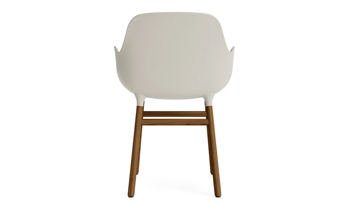 Form Lehnstuhl Hellgrau/Walnuss in Hellgrau/ Walnuss präsentiert im Onlineshop von KAQTU Design AG. Stuhl mit Armlehne ist von Normann Copenhagen