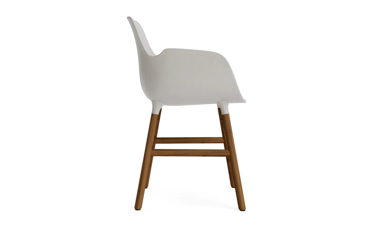 Form Lehnstuhl Warmes grau/Walnuss in Warmes grau/ Walnuss präsentiert im Onlineshop von KAQTU Design AG. Stuhl mit Armlehne ist von Normann Copenhagen