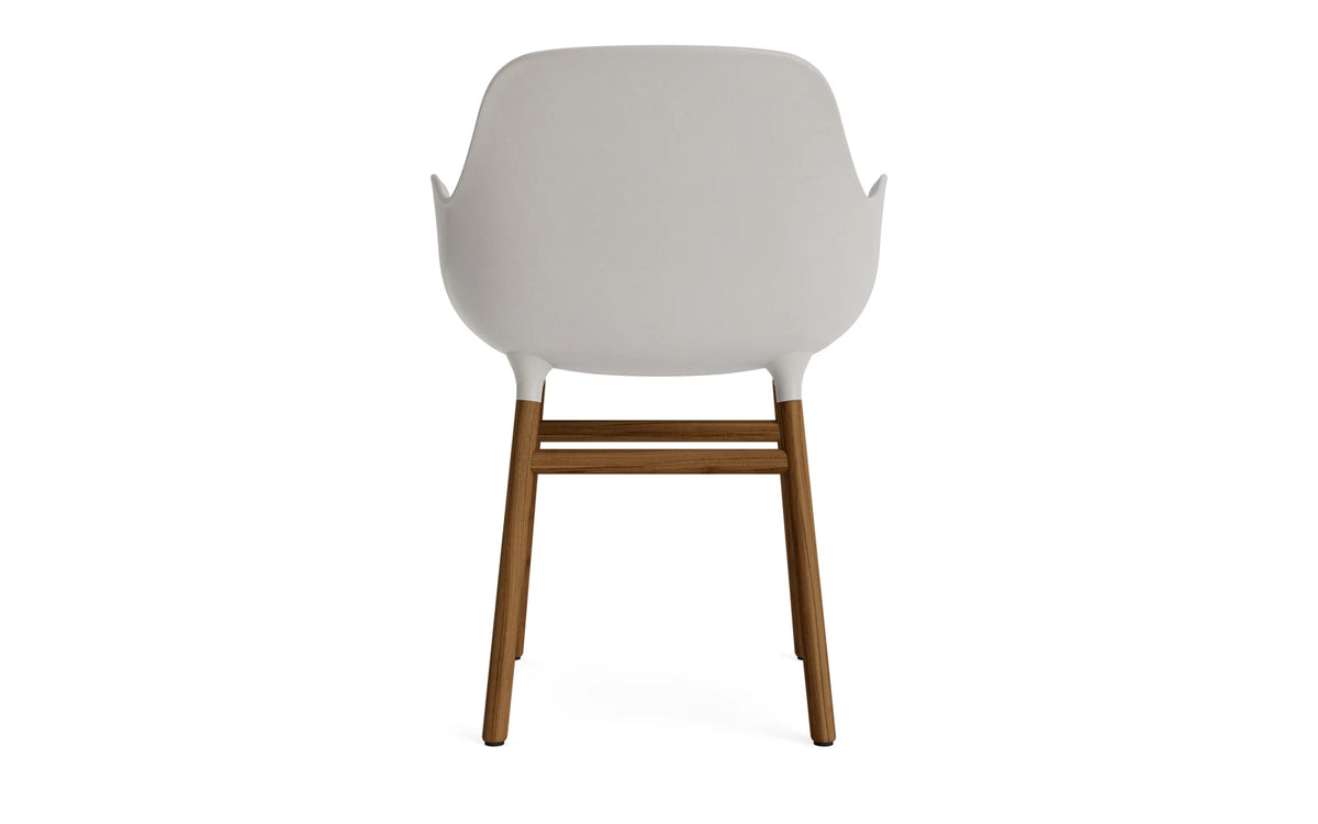 Form Lehnstuhl Warmes grau/Walnuss in Warmes grau/ Walnuss präsentiert im Onlineshop von KAQTU Design AG. Stuhl mit Armlehne ist von Normann Copenhagen