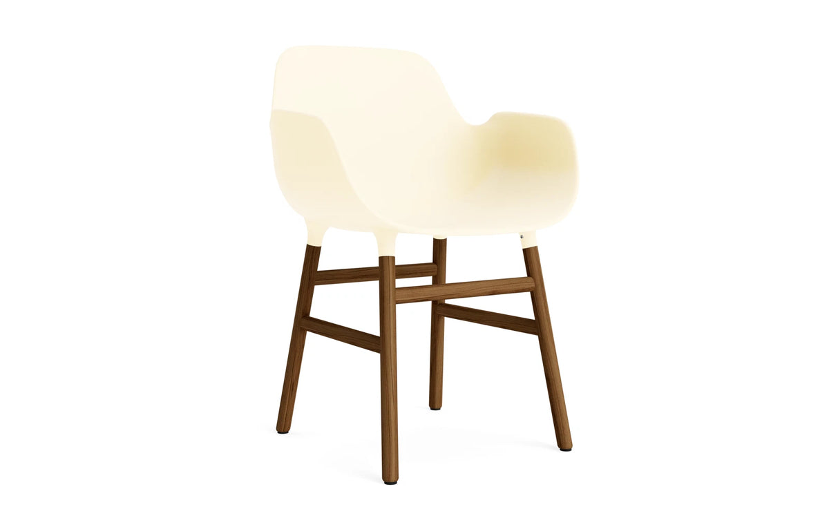 Form Lehnstuhl Creme/Walnuss in Creme/ Walnuss präsentiert im Onlineshop von KAQTU Design AG. Stuhl mit Armlehne ist von Normann Copenhagen