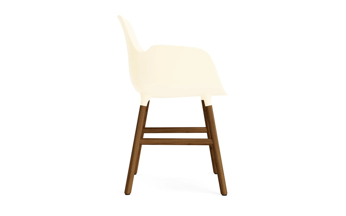 Form Lehnstuhl Creme/Walnuss in Creme/ Walnuss präsentiert im Onlineshop von KAQTU Design AG. Stuhl mit Armlehne ist von Normann Copenhagen