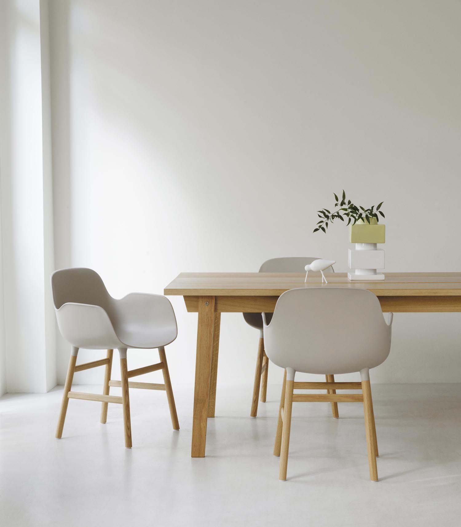 Entdecken Sie den Form Lehnstuhl in Creme/Walnuss von Normann Copenhagen – ein stilvolles Möbelstück, das modernes Design und Funktionalität vereint.