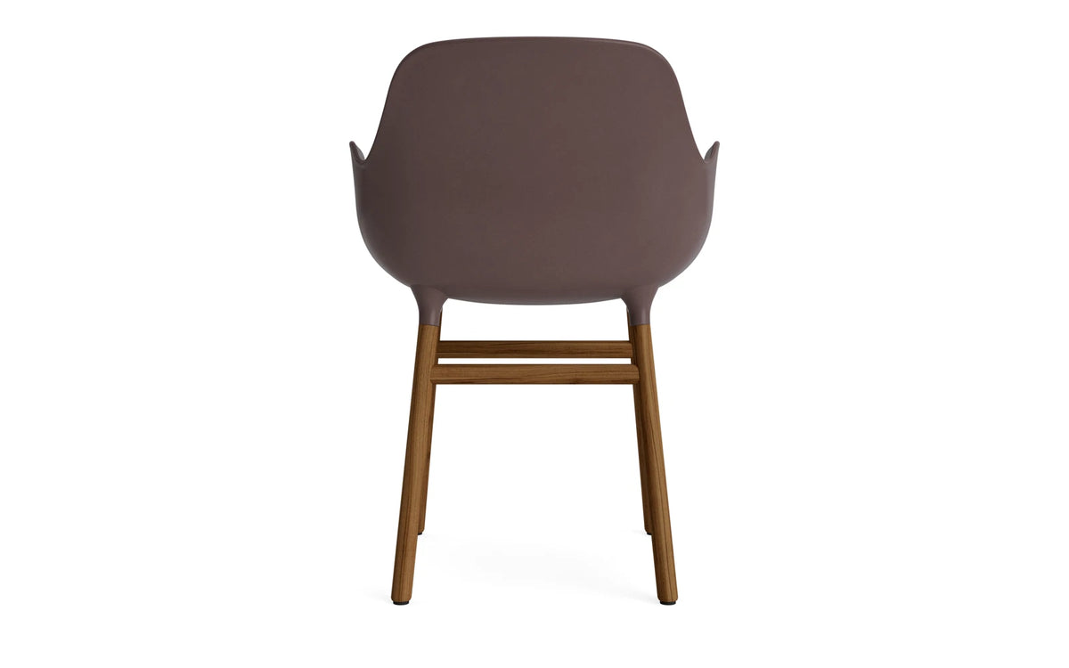 Form Lehnstuhl Braun/Walnuss in Braun/ Walnuss präsentiert im Onlineshop von KAQTU Design AG. Stuhl mit Armlehne ist von Normann Copenhagen