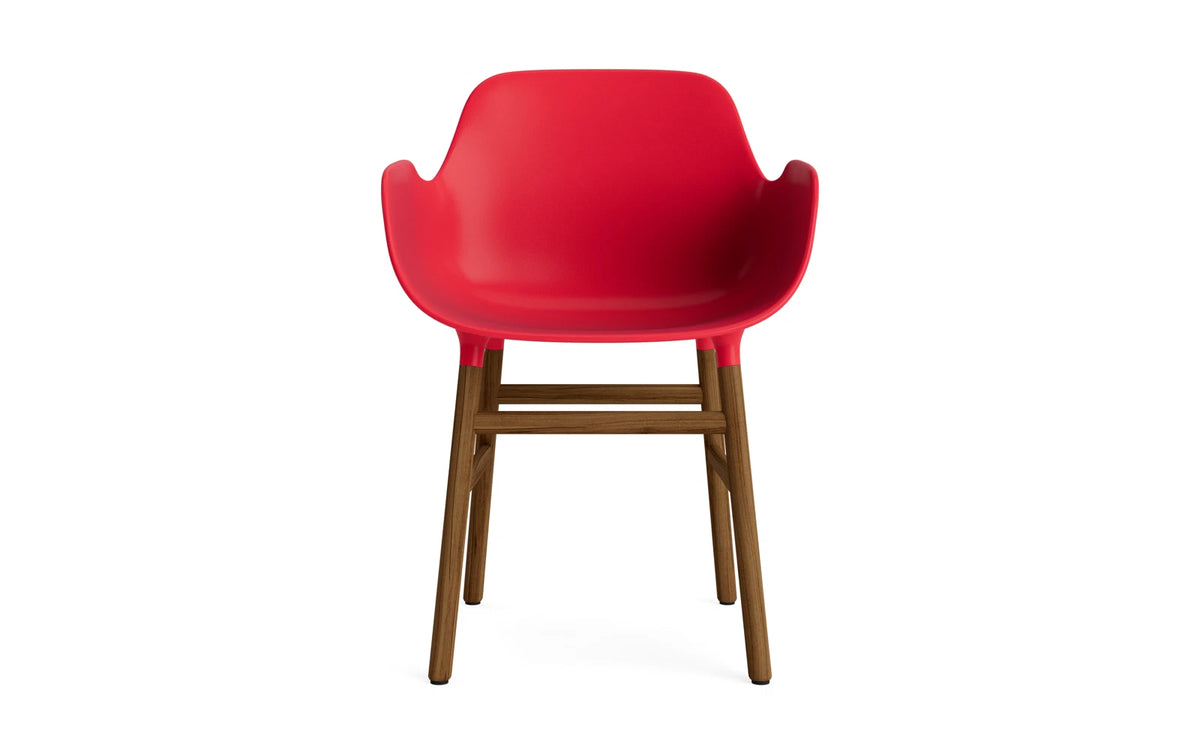 Form Lehnstuhl Leuchtendes rot/Walnuss in Leuchtendes rot/ Walnuss präsentiert im Onlineshop von KAQTU Design AG. Stuhl mit Armlehne ist von Normann Copenhagen