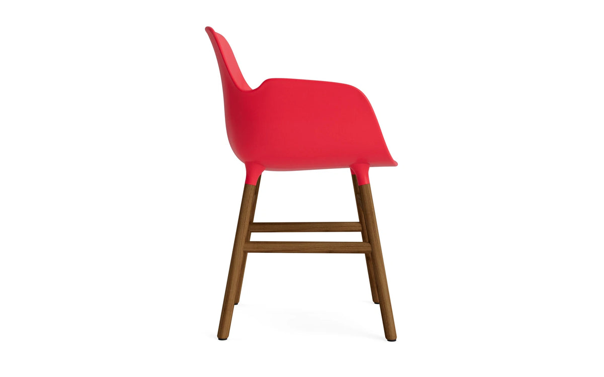 Form Lehnstuhl Leuchtendes rot/Walnuss in Leuchtendes rot/ Walnuss präsentiert im Onlineshop von KAQTU Design AG. Stuhl mit Armlehne ist von Normann Copenhagen