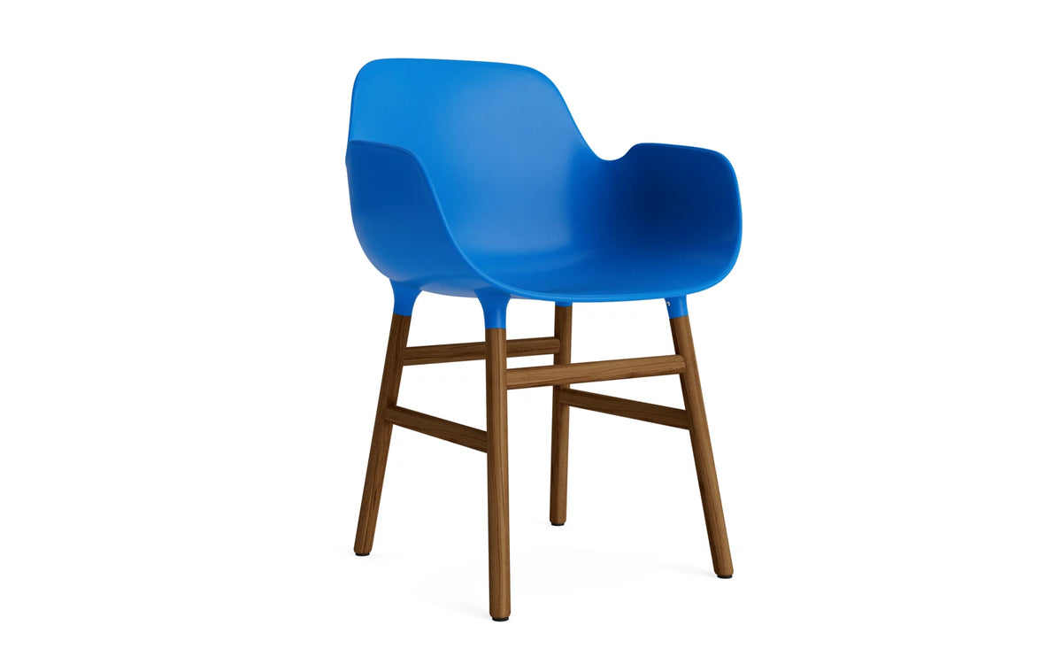 Form Lehnstuhl Leuchtendes blau/Walnuss in Leuchtendes blau/ Walnuss präsentiert im Onlineshop von KAQTU Design AG. Stuhl mit Armlehne ist von Normann Copenhagen