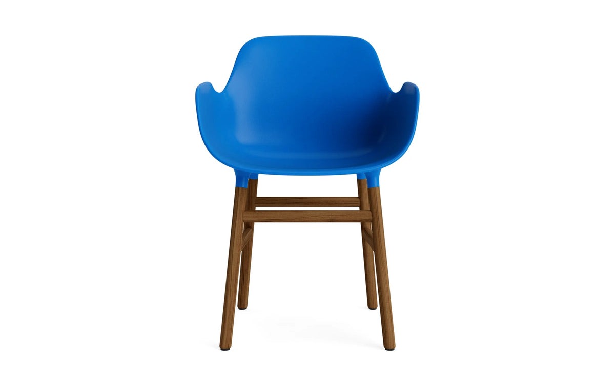 Form Lehnstuhl Leuchtendes blau/Walnuss in Leuchtendes blau/ Walnuss präsentiert im Onlineshop von KAQTU Design AG. Stuhl mit Armlehne ist von Normann Copenhagen