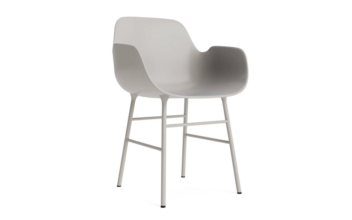Form Lehnstuhl Stahl Warmes grau in Warmes grau präsentiert im Onlineshop von KAQTU Design AG. Stuhl mit Armlehne ist von Normann Copenhagen