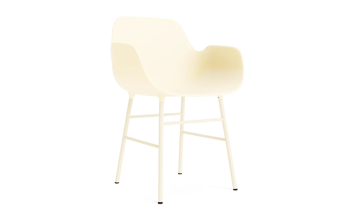 Form Lehnstuhl Stahl Creme in Creme präsentiert im Onlineshop von KAQTU Design AG. Stuhl mit Armlehne ist von Normann Copenhagen