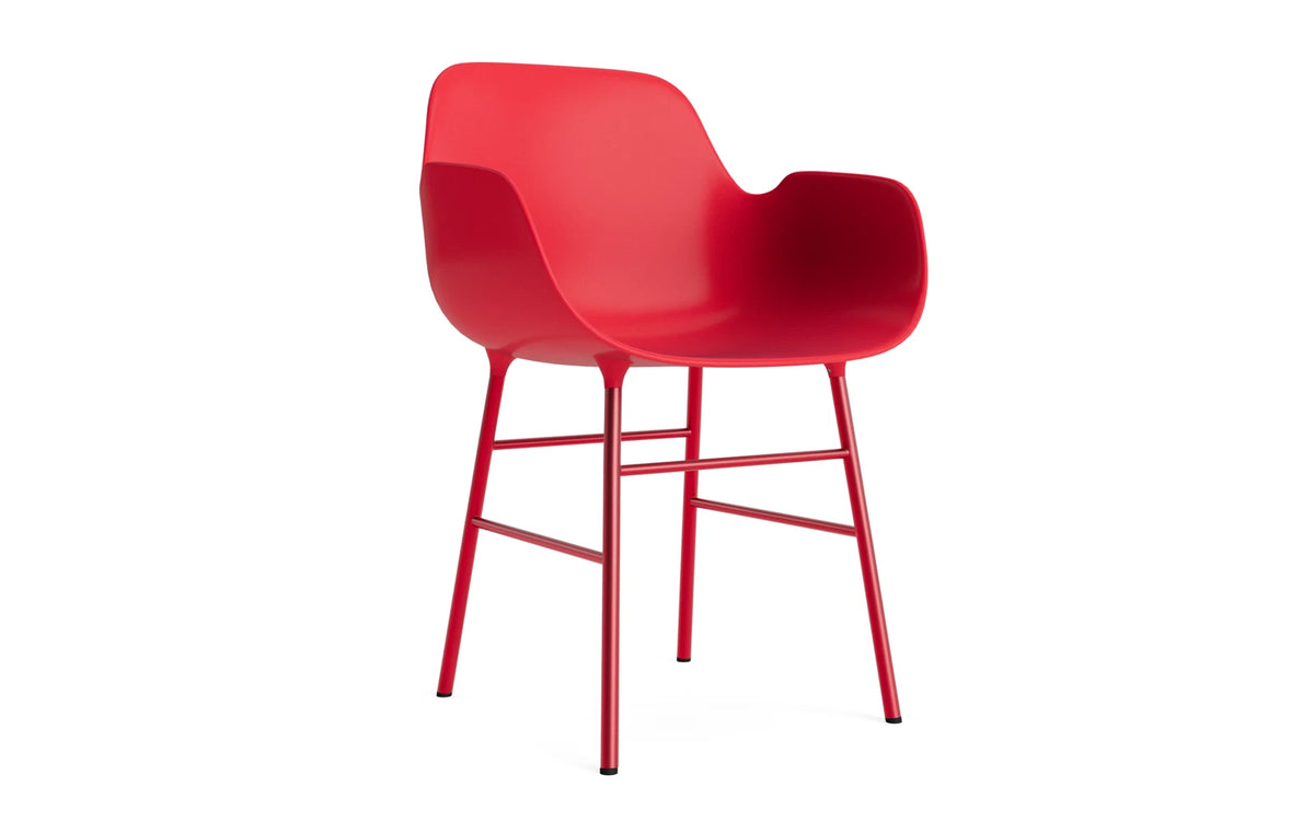 Form Lehnstuhl Stahl Leuchtendes rot in Leuchtendes rot präsentiert im Onlineshop von KAQTU Design AG. Stuhl mit Armlehne ist von Normann Copenhagen