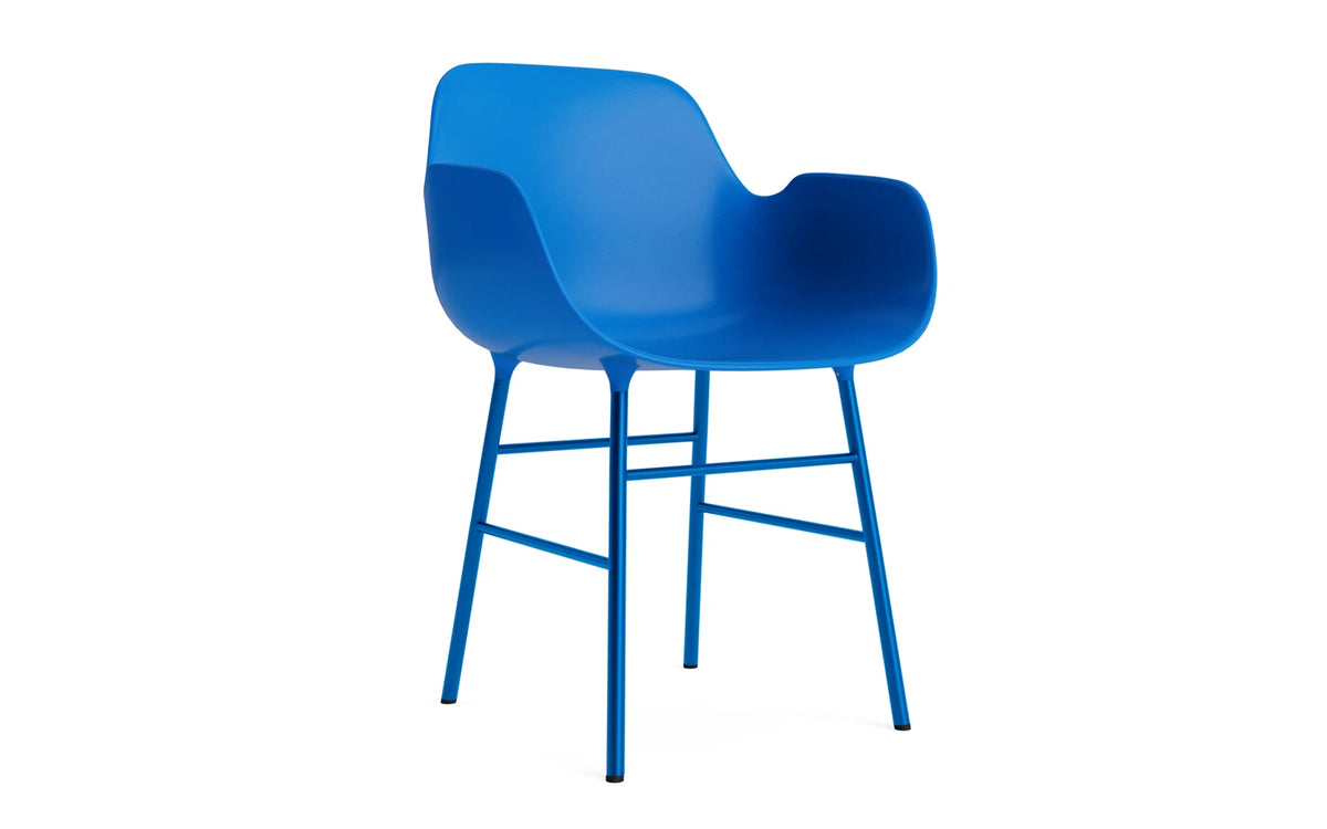 Form Lehnstuhl Stahl Leuchtendes blau in Leuchtendes blau präsentiert im Onlineshop von KAQTU Design AG. Stuhl mit Armlehne ist von Normann Copenhagen