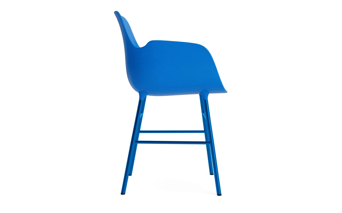 Form Lehnstuhl Stahl Leuchtendes blau in Leuchtendes blau präsentiert im Onlineshop von KAQTU Design AG. Stuhl mit Armlehne ist von Normann Copenhagen