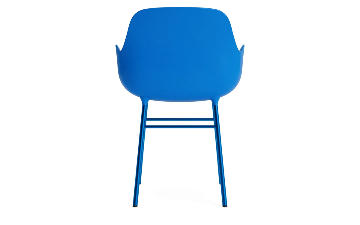 Form Lehnstuhl Stahl Leuchtendes blau in Leuchtendes blau präsentiert im Onlineshop von KAQTU Design AG. Stuhl mit Armlehne ist von Normann Copenhagen