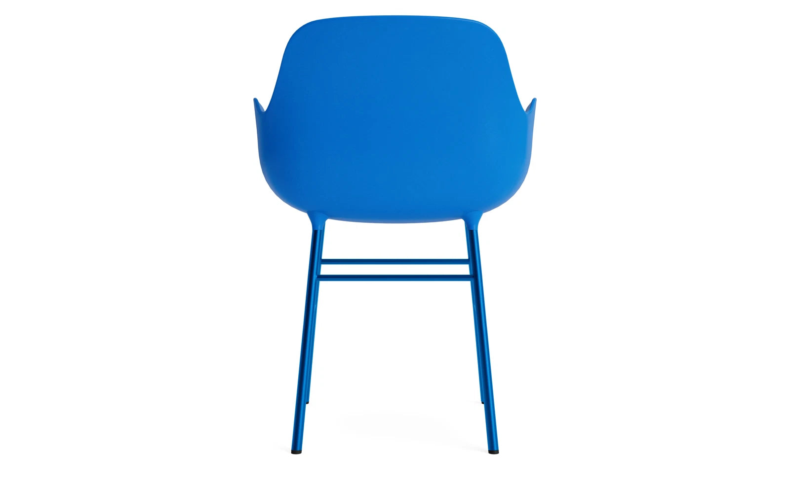Erleben Sie den Form Lehnstuhl in strahlendem Blau von Normann Copenhagen – ein modernes Möbelstück, das Stil und Komfort vereint.