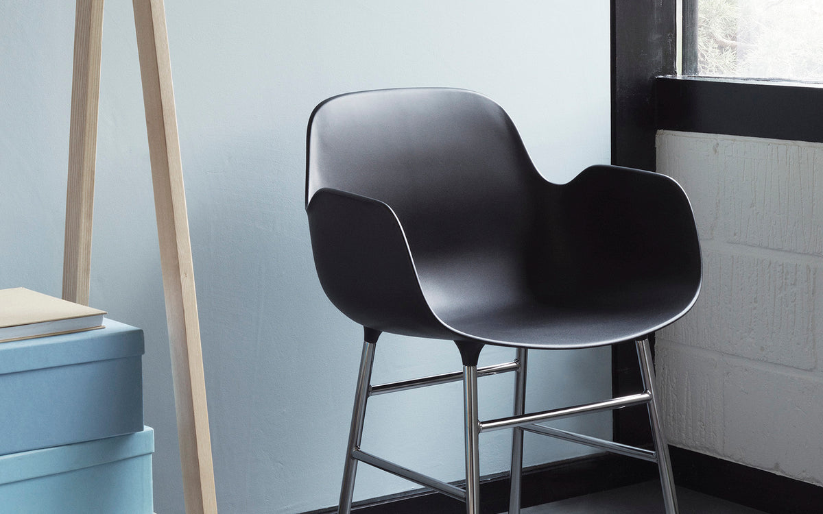 Form Lehnstuhl Stahl Leuchtendes blau in Leuchtendes blau präsentiert im Onlineshop von KAQTU Design AG. Stuhl mit Armlehne ist von Normann Copenhagen