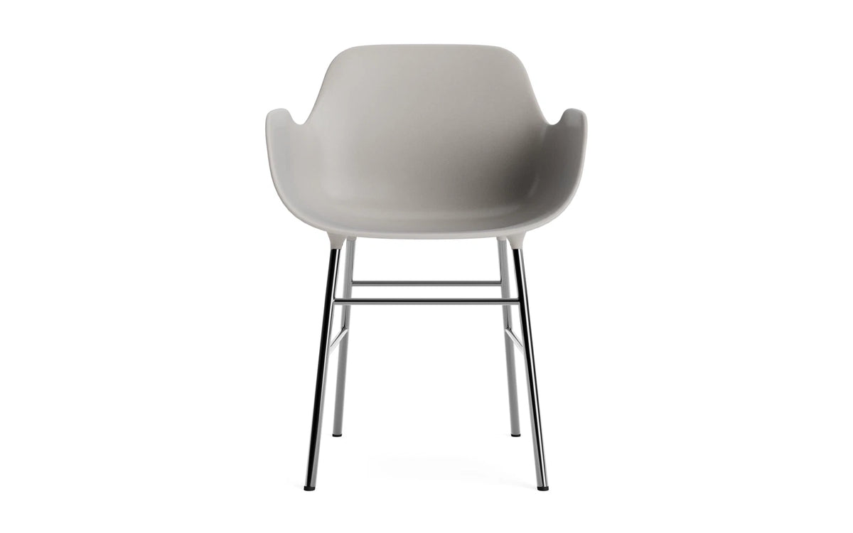 Form Lehnstuhl Chrom Warmes grau in Warmes grau/ Chrom präsentiert im Onlineshop von KAQTU Design AG. Stuhl mit Armlehne ist von Normann Copenhagen