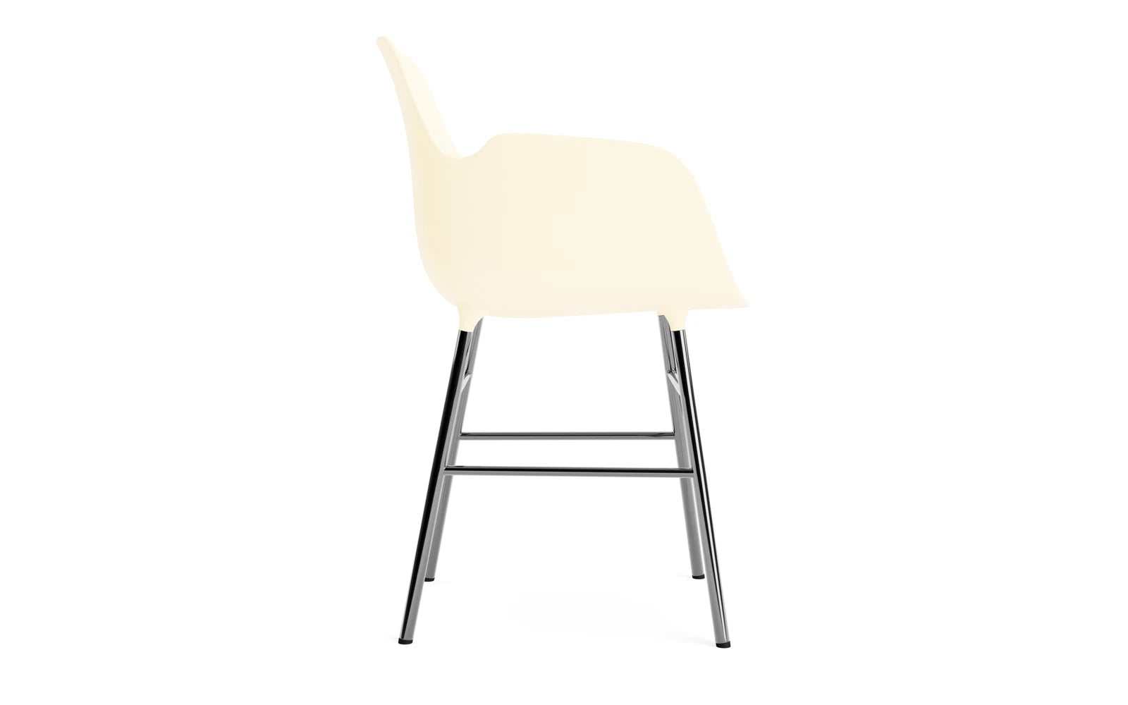 Entdecken Sie den Form Lehnstuhl Chrom Creme von Normann Copenhagen – ein elegantes Möbelstück, das modernes Design und Komfort vereint.
