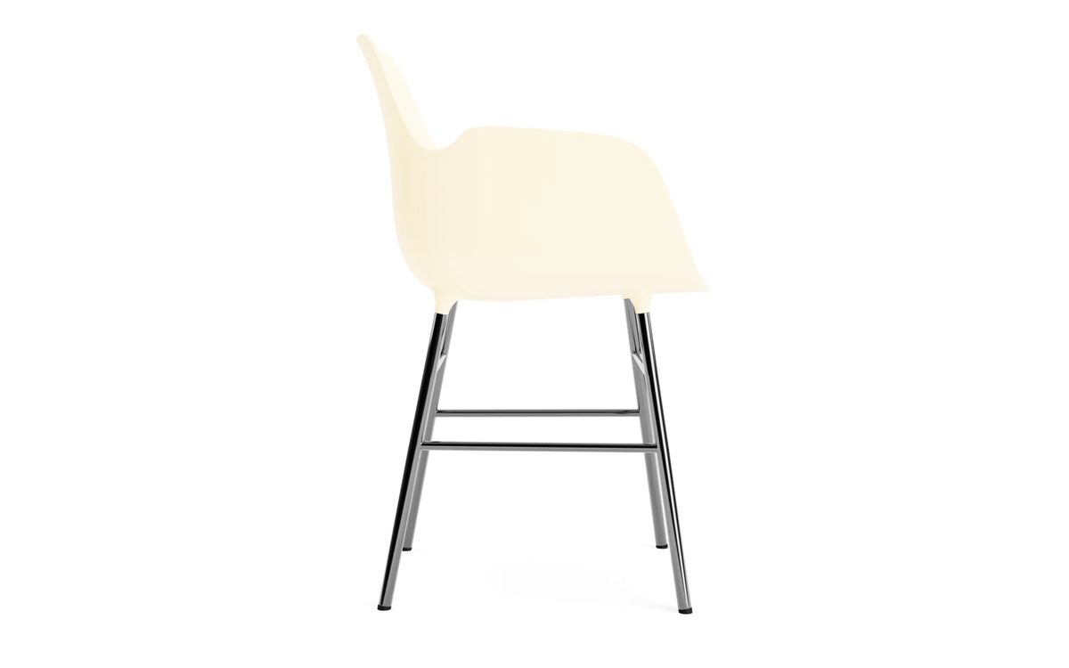 Form Lehnstuhl Chrom Creme in Creme/ chrom präsentiert im Onlineshop von KAQTU Design AG. Stuhl mit Armlehne ist von Normann Copenhagen
