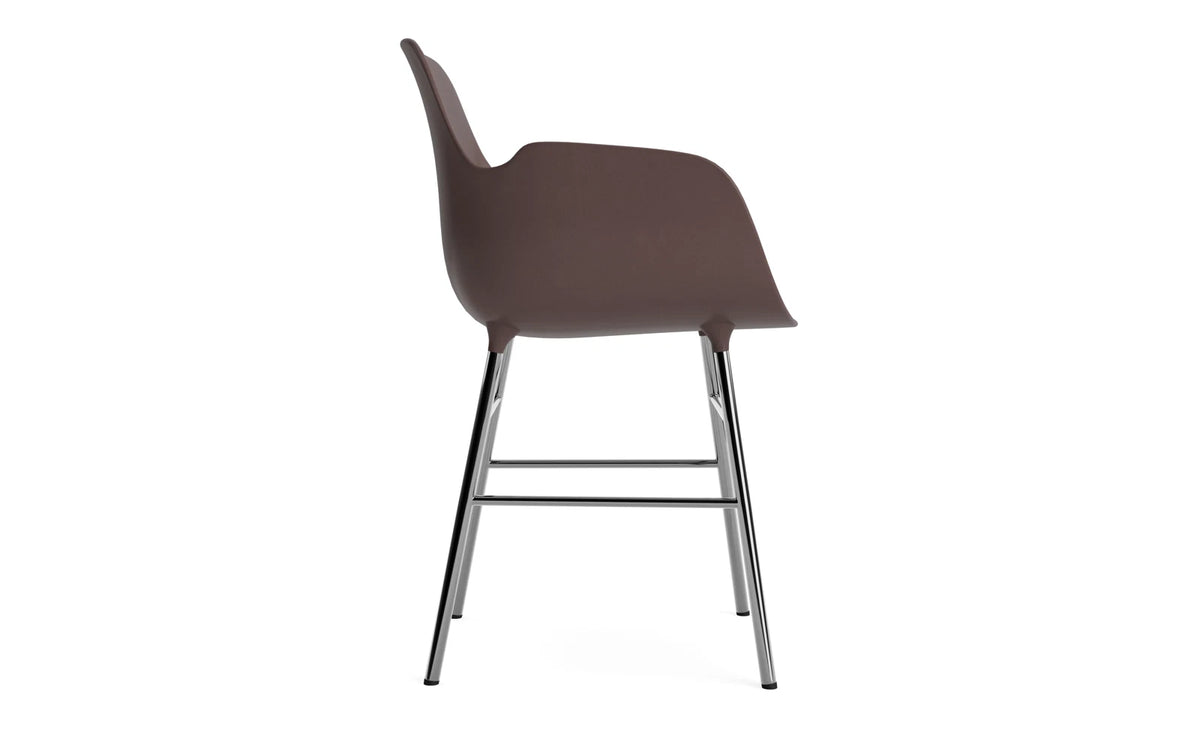 Form Lehnstuhl Chrom Braun in Braun/ chrom präsentiert im Onlineshop von KAQTU Design AG. Stuhl mit Armlehne ist von Normann Copenhagen